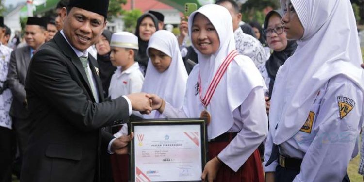 Walikota Kotamobagu Weny Gaib saat upacara peringatan Hardiknas, Jumat (2/5/2025)