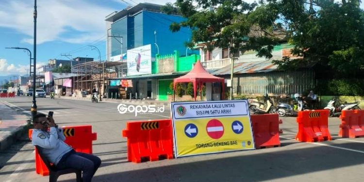 Uji coba sistem satu arah oleh Dinas Perhubungan Kota Gorontalo. (foto putra/gopos)