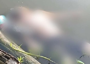 Sosok mayat yang ditemukan warga di kubangan bekas galian batu bata di i Desa Botubilotahu, Kecamatan Marisa, Kabupaten Pohuwato. (foto.istimewa)