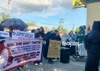 Jejaring Aktivis Perempuan dan Anak (JEJAK PUAN) di Provinsi Gorontalo menggelar aksi damai di depan Mapolda Gorontalo, Jumat 2-5-2025.