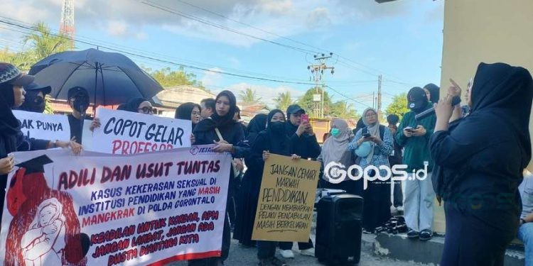 Jejaring Aktivis Perempuan dan Anak (JEJAK PUAN) di Provinsi Gorontalo menggelar aksi damai di depan Mapolda Gorontalo, Jumat 2-5-2025.