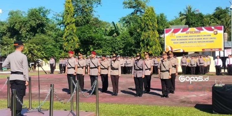 upacara serah terima jabatan Kasat Resnarkoba, Kasat Reskrim, Kasat Samapta, Kasat Lantas, Kapolsek Tapa dan Pelantikan Kasiwas di Polres Bone Bolango, Rabu pagi (7-5-2025).