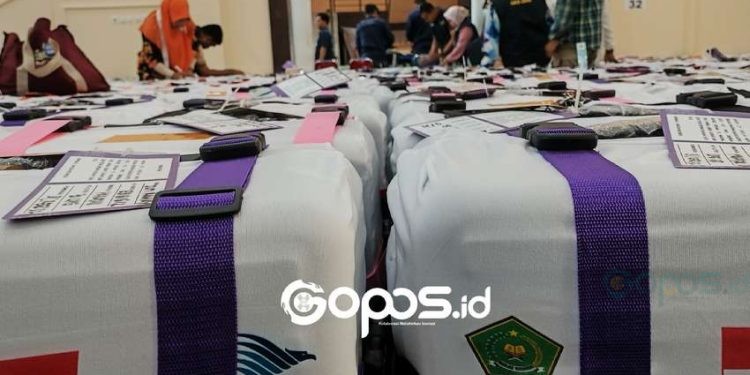 Penimbangan dan Pemeriksaan Koper Jemaah Haji Gorontalo.(F. dok Gopos)