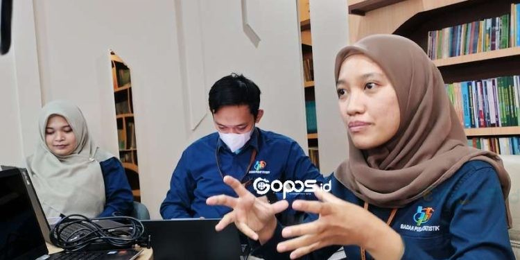 Tim Statistik Sosial BPS Provinsi Gorontalo Siti Ainun Puili (kanan) saat diwawancarai awak media.