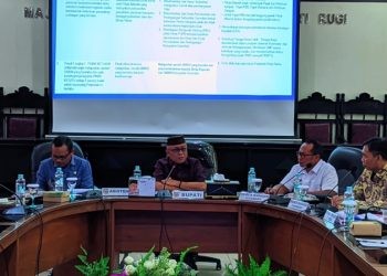 Bupati Gorontalo Sofyan Puhi saat memimpin rapat dengan pihak Alfamart, Indomaret dan Alfamidi di aula kantor Bupati, Kamis (15/5/2025).