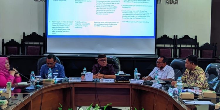 Bupati Gorontalo Sofyan Puhi saat memimpin rapat dengan pihak Alfamart, Indomaret dan Alfamidi di aula kantor Bupati, Kamis (15/5/2025).