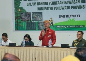 Wakil Bupati Pohuwato, Iwan Adam, memberikan sambutan sosialisasi Inver PPTKH, berlangsung di Warkop Oma, Kamis (22/05/2025) (Razak Prokopim Pohuwato)