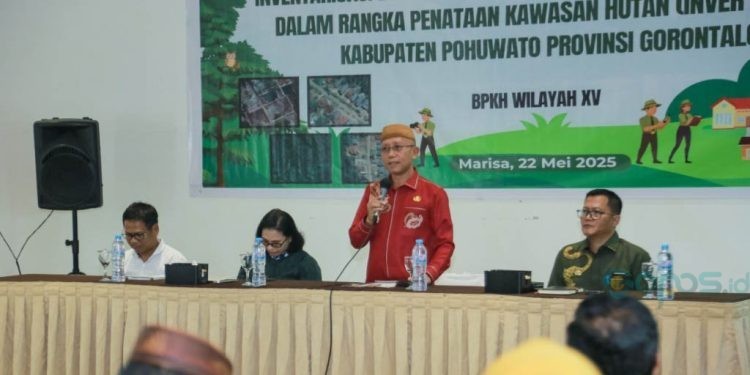 Wakil Bupati Pohuwato, Iwan Adam, memberikan sambutan sosialisasi Inver PPTKH, berlangsung di Warkop Oma, Kamis (22/05/2025) (Razak Prokopim Pohuwato)