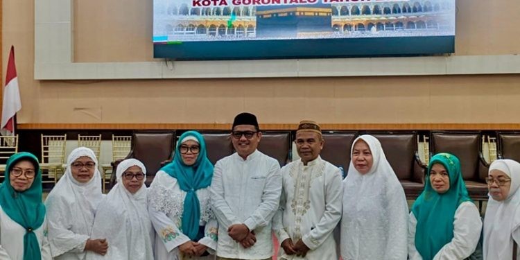 Ketua DPRD Kota Gorontalo Irwan Hunawa usai pelaksanaan doa bersama dalam rangka pelepasan JCH Kota Gorontalo, Senin (12/5/2025).(Foto Humas Dekot)