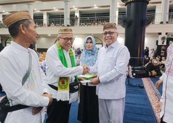 Bupati Gorontalo Sofyan Puhi saat pelepasan 279 JCH asal Kabupaten Gorontalo, bertempat di Masjid Baiturrahman Limboto, Rabu (21/5/2025).