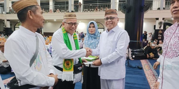 Bupati Gorontalo Sofyan Puhi saat pelepasan 279 JCH asal Kabupaten Gorontalo, bertempat di Masjid Baiturrahman Limboto, Rabu (21/5/2025).