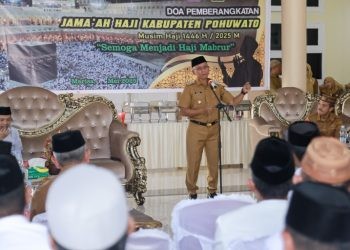 Wakil Bupati Pohuwato, Iwan Adam, memberikan sambutan doa pemberangkatan 61 calon haji Pohuwato, Senin (19/05/2025) (Sadrin Prokopim Pohuwato)