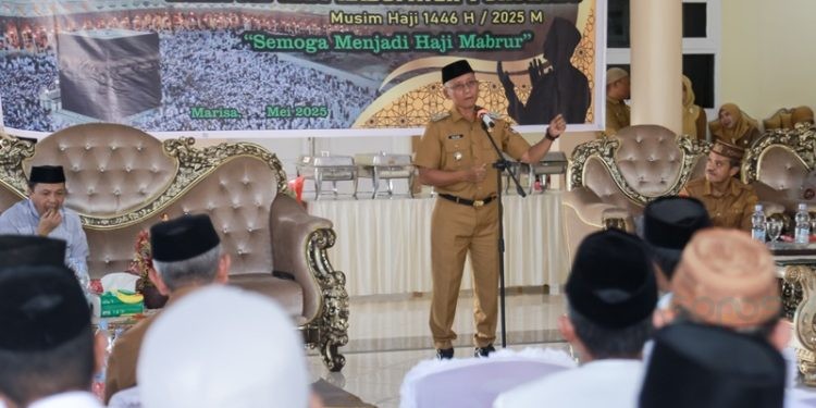 Wakil Bupati Pohuwato, Iwan Adam, memberikan sambutan doa pemberangkatan 61 calon haji Pohuwato, Senin (19/05/2025) (Sadrin Prokopim Pohuwato)