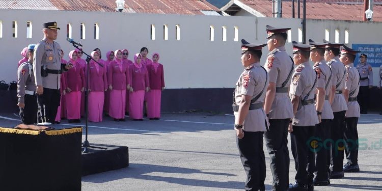 Kapolresta Gorontalo Kota, Kombes Pol Ade Permana memimpin upacara sertijab tiga kapolsek, Rabu (14/5/2025)