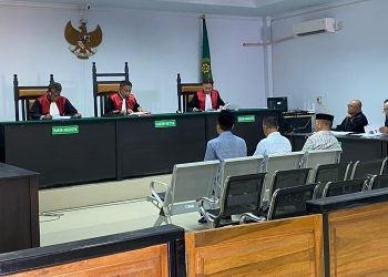 Tiga terdakwa kasus dugaan korupsi proyek Kanal Tanggidaa resmi menjalani sidang perdana di Pengadilan Tipikor Gorontalo, Rabu (14/5/2025).(Foto Rama Gopos)