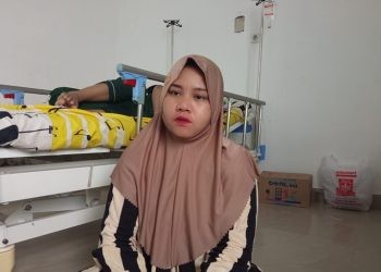 HK selaku ibu korban saat ditemui wartawan di Rumah Sakit Aloei Saboe Kota Gorontalo. (Istimewa)