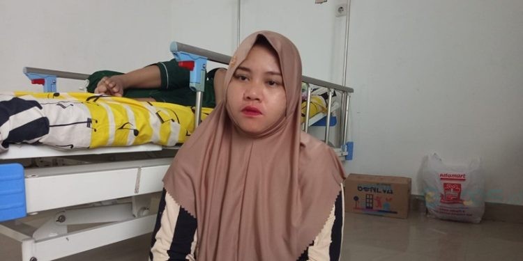 HK selaku ibu korban saat ditemui wartawan di Rumah Sakit Aloei Saboe Kota Gorontalo. (Istimewa)