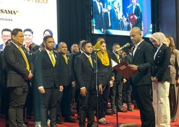 Proses pelantikan oleh Ketua HIPMI Akbar Himawan Buchari kepada jajaran HIPMI Provinsi Gorontalo di Azlea Convention Center, Kamis (22/5/2025).(Foto:Eci/Mg-Gopos)