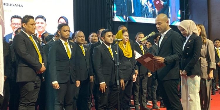 Proses pelantikan oleh Ketua HIPMI Akbar Himawan Buchari kepada jajaran HIPMI Provinsi Gorontalo di Azlea Convention Center, Kamis (22/5/2025).(Foto:Eci/Mg-Gopos)