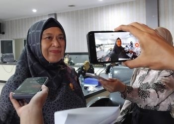 Wakil Ketua DPRD Kota Gorontalo, Lola Junus usai rapat Banmus, Senin (19/5/2025).(Foto Gina Gopos)