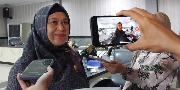 Wakil Ketua DPRD Kota Gorontalo, Lola Junus usai rapat Banmus, Senin (19/5/2025).(Foto Gina Gopos)