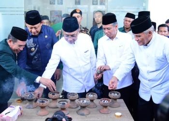 Prosesi peresmian Kantor PWNU oleh Ketum PBNU, K.H Yahya Cholil Staquf (tengah) bersama Gubernur Gorontalo, Gusnar Ismail (karawo biru), Kamis (22/5/2025). (Foto: Humas Pemprov Gorontalo)