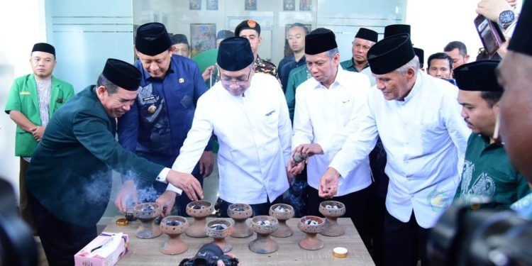 Prosesi peresmian Kantor PWNU oleh Ketum PBNU, K.H Yahya Cholil Staquf (tengah) bersama Gubernur Gorontalo, Gusnar Ismail (karawo biru), Kamis (22/5/2025). (Foto: Humas Pemprov Gorontalo)