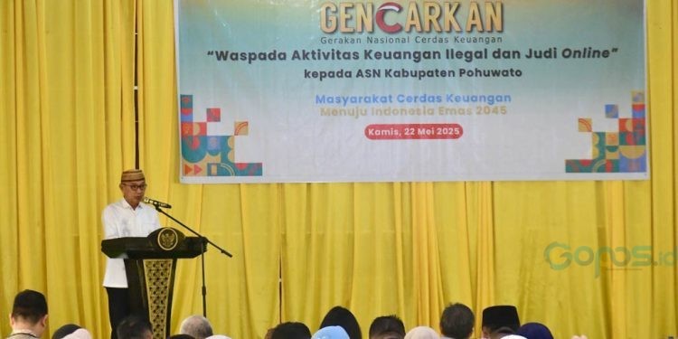 Bupati Pohuwato, Saipul Mbuinga, memberikan sambutan sosialisasi OJK edukasi keuangan bagi ASN,  berlangsung di gedung Panua, Kamis (22/05/2025) (Iwan Prokopim Pohuwato)