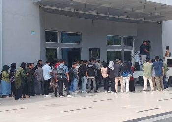 Pasangan Aksara menyampaikan aspirasi terkait Pilpres BEM UNG di depan Rektorat UNG, Jumat (16/5/2025)