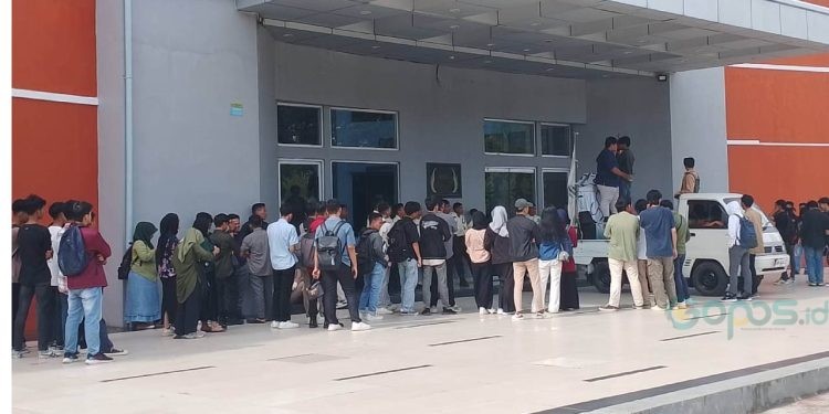 Pasangan Aksara menyampaikan aspirasi terkait Pilpres BEM UNG di depan Rektorat UNG, Jumat (16/5/2025)