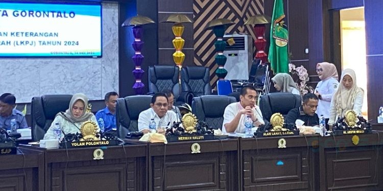 Rapat Pembahasan terkait Laporan Keterangan Pertanggungjawaban Kepala Daerah(LKPJ) Tahun 2024 di Aula I DPRD Kota Gorontalo, Rabu (14/5/2025).(Foto Arni Gopos)