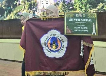 Vebriyanti Ibrahim, saat menerima penghargaan Silver Medal  Pekan Ilmiah Andalas 2025 di Padang, Sumatera Barat.