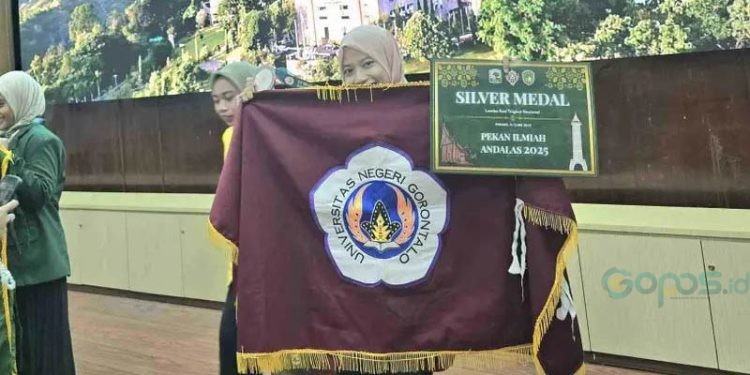 Vebriyanti Ibrahim, saat menerima penghargaan Silver Medal  Pekan Ilmiah Andalas 2025 di Padang, Sumatera Barat.