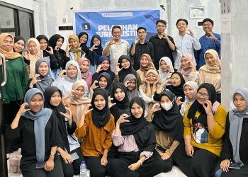 Peserta pelatihan jurnalistik DM Prosepek HIMKA MIPA UNG berpose bersama usai menerima materi di kantor gopos.id, Rabu (30/4/2025)