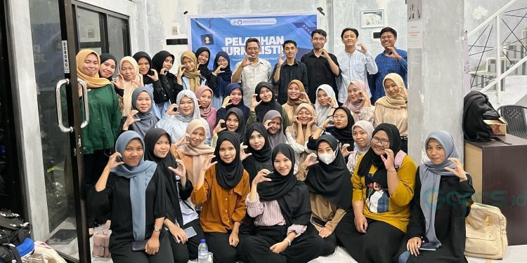 Peserta pelatihan jurnalistik DM Prosepek HIMKA MIPA UNG berpose bersama usai menerima materi di kantor gopos.id, Rabu (30/4/2025)