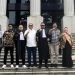 Bupati terpilih Thariq Modanggu (tengah) bersama tim penasehat hukum di Gedung Mahkamah Konstitusi