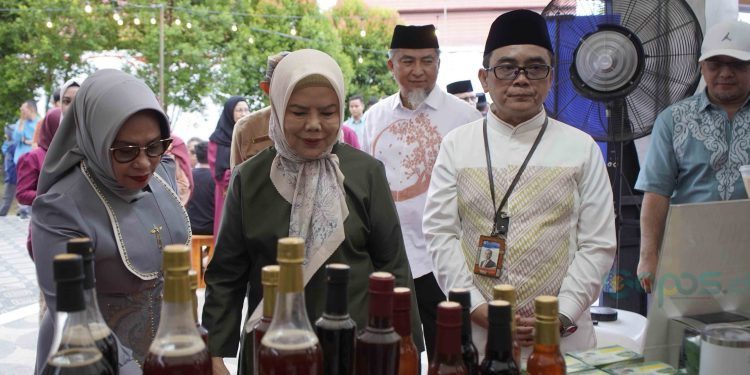 Kepala Perwakilan BI Gorontalo, Bambang Setya Permana (kanan) bersama Wakil Gubernur Gorontalo, Idah Syahidah, meninjau produk UMKM yang dipamerkan pada Pesona Tameto di Tmaan Budaya Limboto, Jumat (23/5/2025). (Foto Putra/Humas BI Gorontalo)