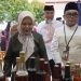 Kepala Perwakilan BI Gorontalo, Bambang Setya Permana (kanan) bersama Wakil Gubernur Gorontalo, Idah Syahidah, meninjau produk UMKM yang dipamerkan pada Pesona Tameto di Tmaan Budaya Limboto, Jumat (23/5/2025). (Foto Putra/Humas BI Gorontalo)