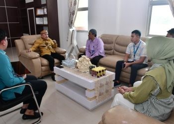 Bupati Pohuwato, Saipul Mbuinga, di dampingi Kadis Kesehatan, Fidi Mustafa, menerima kunjungan RS Multazam di Ruang kerja Bupati Pohuwato, Kamis (15/05/2025).(Foto Iwan Karim)