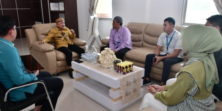 Bupati Pohuwato, Saipul Mbuinga, di dampingi Kadis Kesehatan, Fidi Mustafa, menerima kunjungan RS Multazam di Ruang kerja Bupati Pohuwato, Kamis (15/05/2025).(Foto Iwan Karim)
