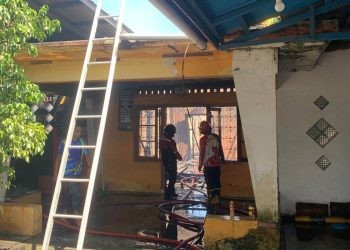 Petugas pemadam kebakaran melakukan pemadaman pada kebakaran sebuah rumah di Kelurahan Liluwo, Kecamatan Kota Tengah, Kota Gorontalo.
