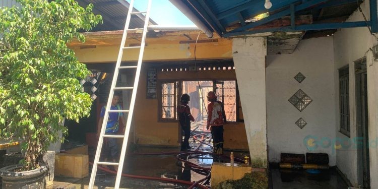 Petugas pemadam kebakaran melakukan pemadaman pada kebakaran sebuah rumah di Kelurahan Liluwo, Kecamatan Kota Tengah, Kota Gorontalo.