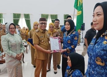 Bupati Gorontalo Sofyan Puhi saat menyerahkan SK Pengangkatan secara simbolis, Senin (26/5/2025)
