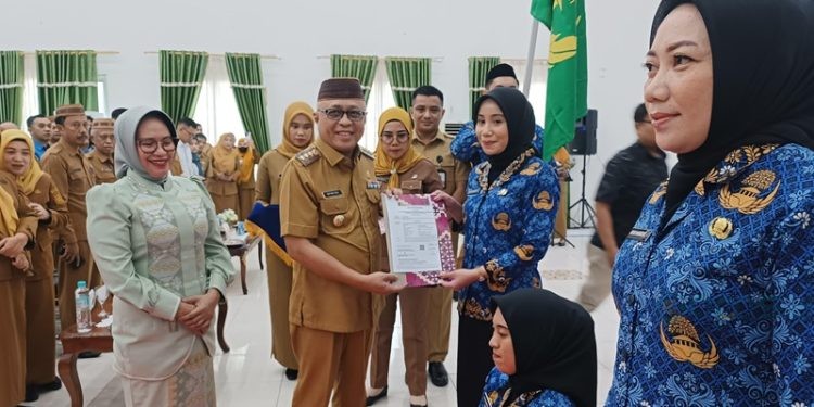 Bupati Gorontalo Sofyan Puhi saat menyerahkan SK Pengangkatan secara simbolis, Senin (26/5/2025)
