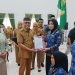 Bupati Gorontalo Sofyan Puhi saat menyerahkan SK Pengangkatan secara simbolis, Senin (26/5/2025)