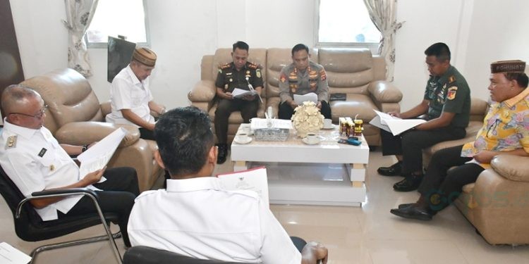 Forkopimda Pohuwato membahas pembentukan satga pemberantasan premanisme, berlangsung di ruang kerja Bupati Pohuwato, Rabu (14/05/2025).(Foto Iwan Karim)