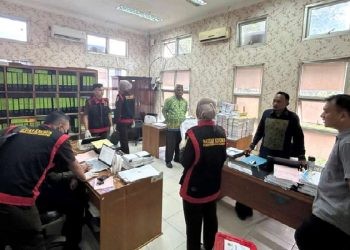 Kejaksaan Negeri Gorontalo Utara menggeledah kantor CV Nafa Karya Manado dan Kantor Dinas PU Gorontalo Utara terkait dugaan korupsi masjid.