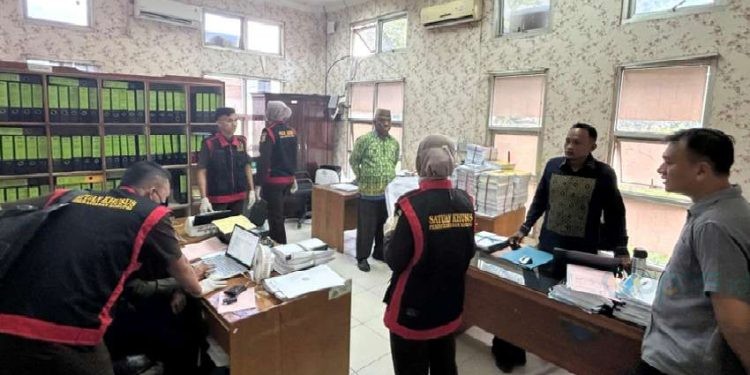 Kejaksaan Negeri Gorontalo Utara menggeledah kantor CV Nafa Karya Manado dan Kantor Dinas PU Gorontalo Utara terkait dugaan korupsi masjid.