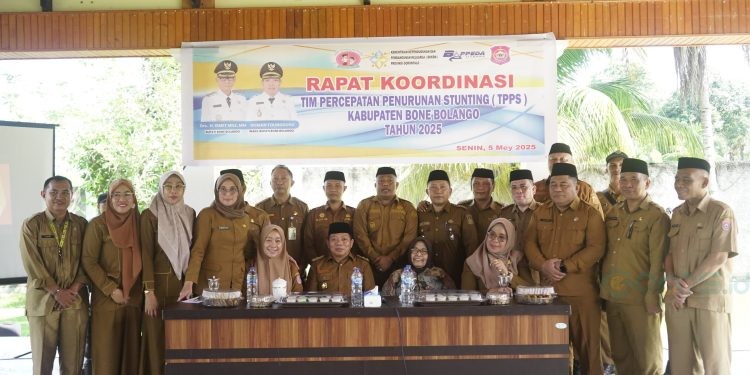 Wakil Bupati Bone Bolango, Risman Tolingguhu saat foto bersama pada Rapat Koordinasi Tim Percepatan Penurunan Stunting (TPPS) Kabupaten Bone Bolango Tahun 2025 di Rumah Dinas Bandayo Bupati, Senin (5/5/2025). (Foto Onal/Prokopim)