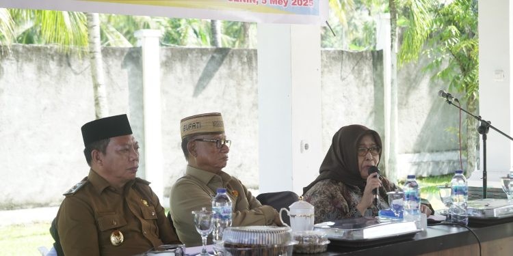 Ketua T.P PKK Bone Bolango, Ruwaida Mile saat memberikan materi pada Rapat Koordinasi Tim Percepatan Penurunan Stunting (TPPS) Kabupaten Bone Bolango Tahun 2025 di Rumah Dinas Bandayo Bupati, Senin (5/5/2025). (Foto Onal/Prokopim)
